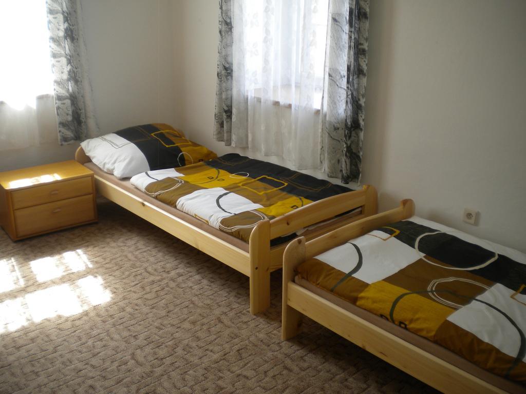Restaurace Na Krizovatce Apartment Bozanov Ruang foto